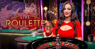Meja Dealer Live Casino dengan pemain yang menikmati permainan secara real-time